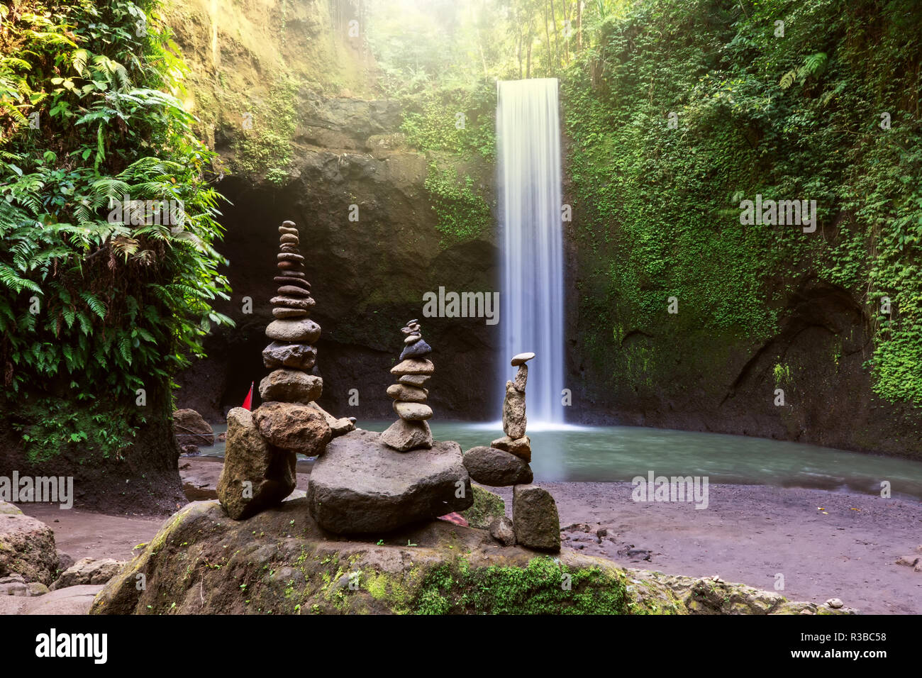 Impilati zen stone a cascata Tibumana in Ubud Bali Indonesia. Foto Stock