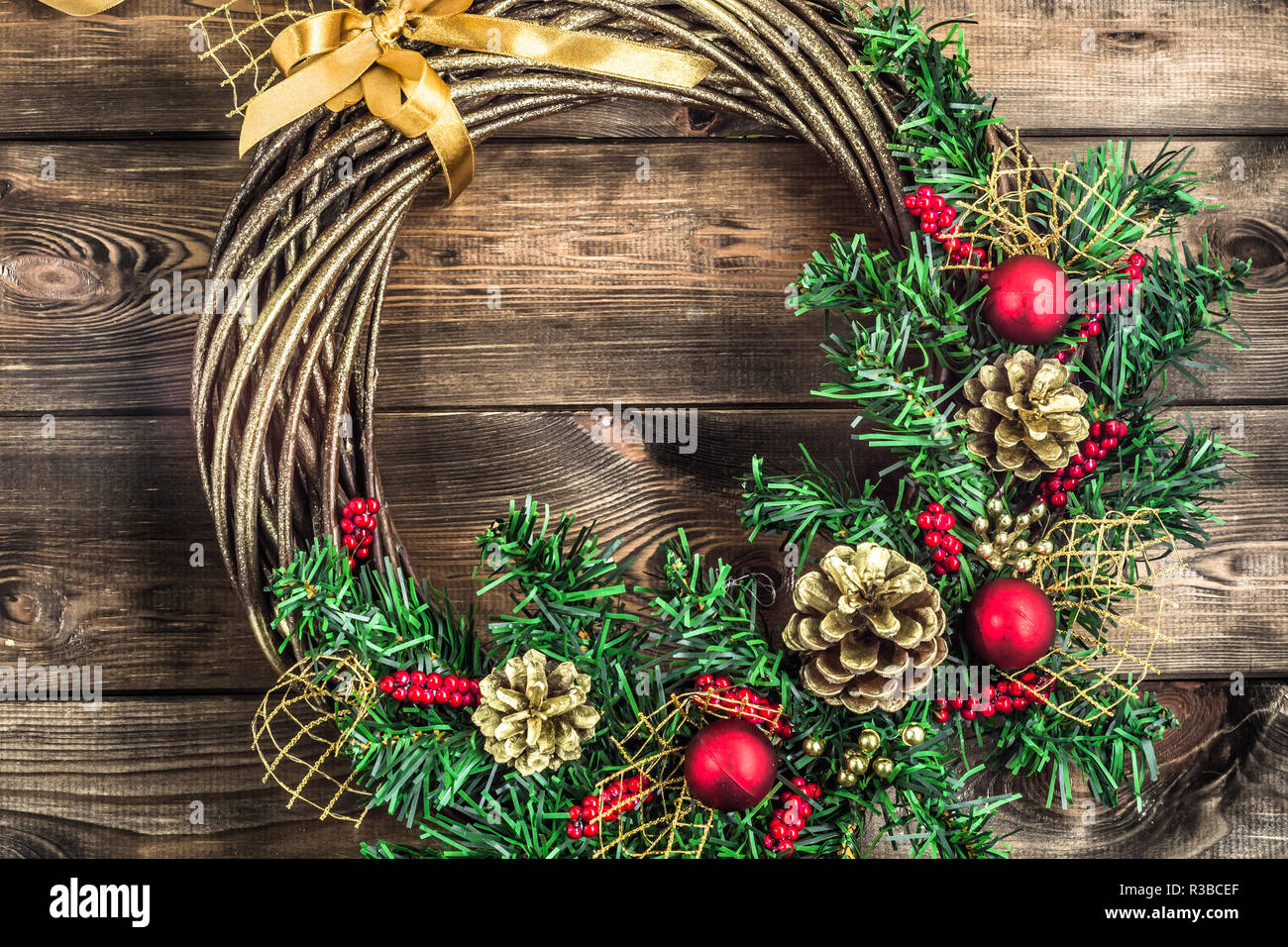 Ghirlanda di Natale appeso sulla porta di legno Foto stock - Alamy