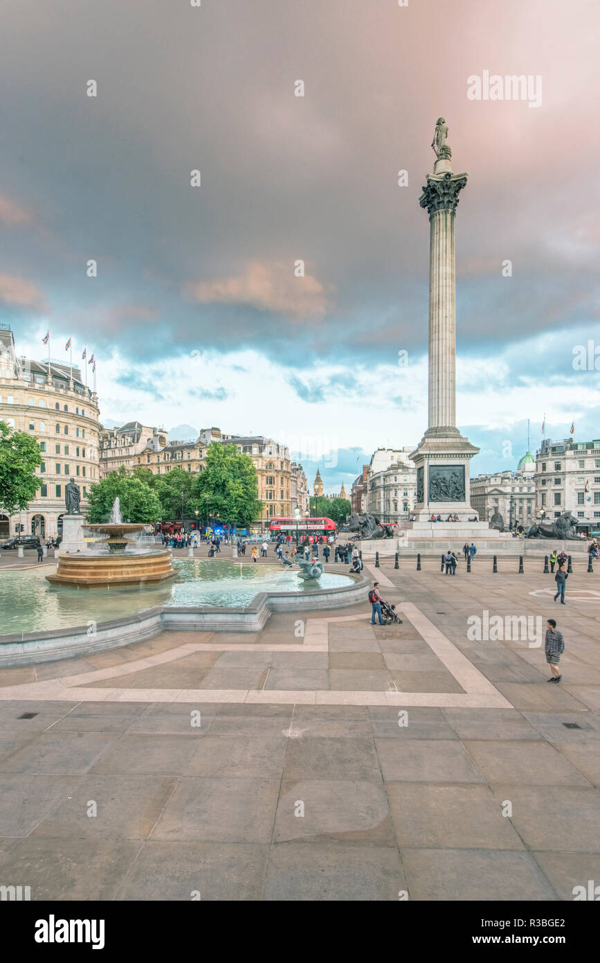 Regno Unito, Londra. Trafalgar Square e Nelson della colonna al tramonto Foto Stock