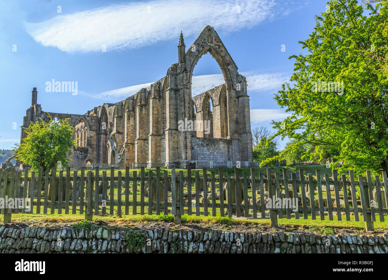 Inghilterra, North Yorkshire, Wharfedale, Bolton Abbey, Bolton Priory. Motivi e rovine del XII secolo il monastero agostiniano. Vicino al fiume Wharfe. Foto Stock