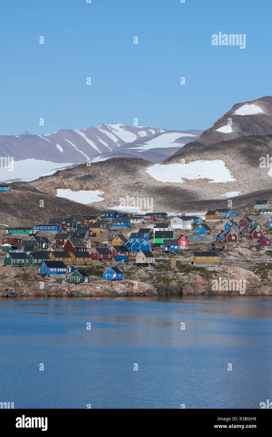 La Groenlandia, Scoresbysund, Ittoqqortoormiit. Vista costiera di tipiche case colorate di remoto insediamento groenlandese, fondata nel 1925. Foto Stock