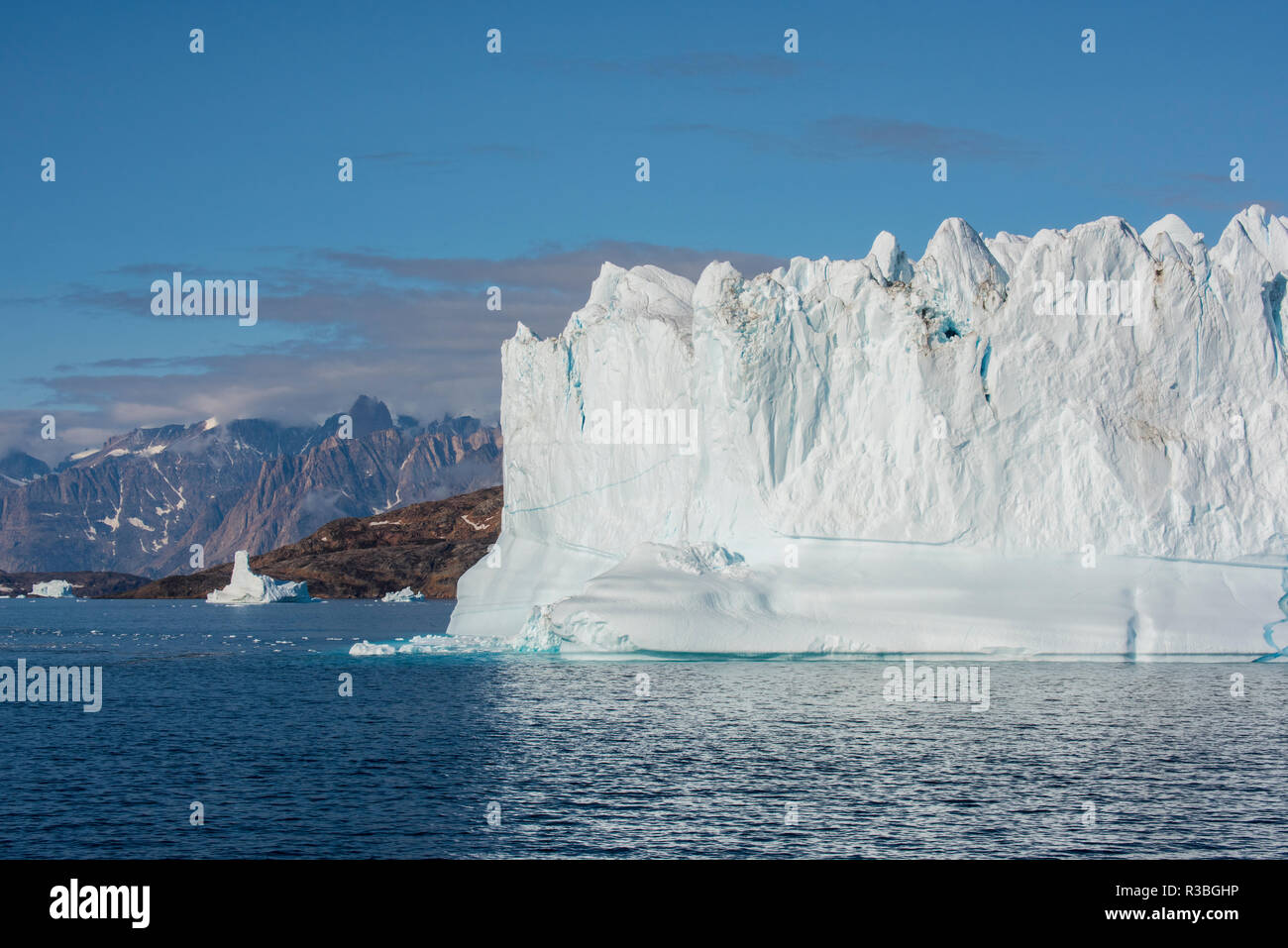 La Groenlandia, Scoresbysund, aka Scoresby Sund, Nordvestfjord. Enormi iceberg galleggianti nel fiordo di calma. Foto Stock