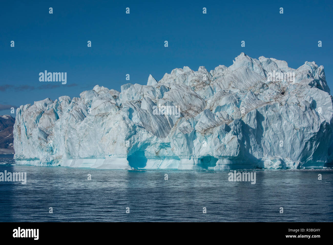 La Groenlandia, Scoresbysund, aka Scoresby Sund, Nordvestfjord. Enormi iceberg galleggianti nel fiordo di calma. Foto Stock