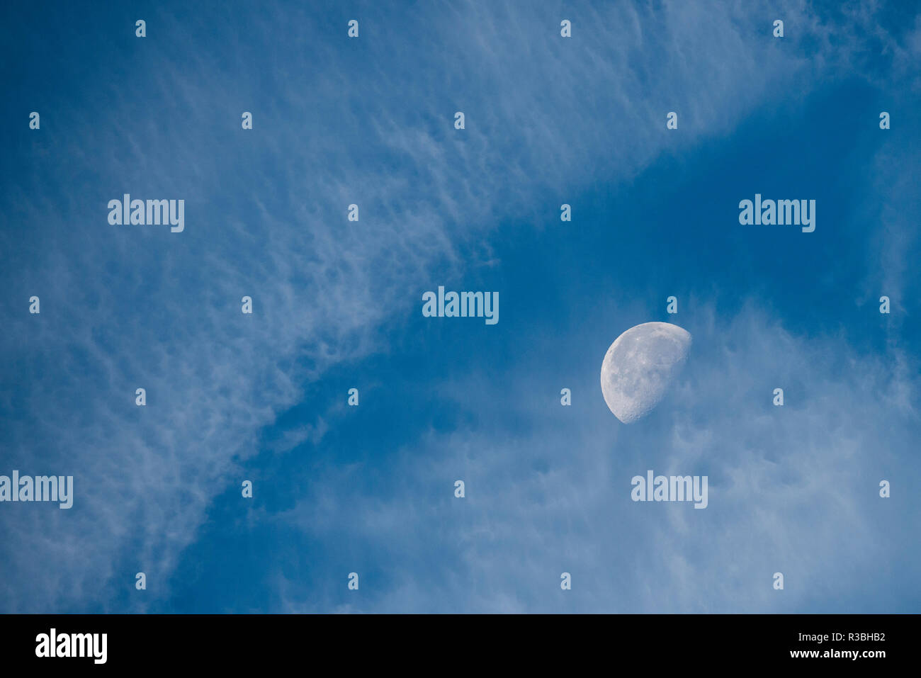 Luna con nuvole e cielo blu. Foto Stock