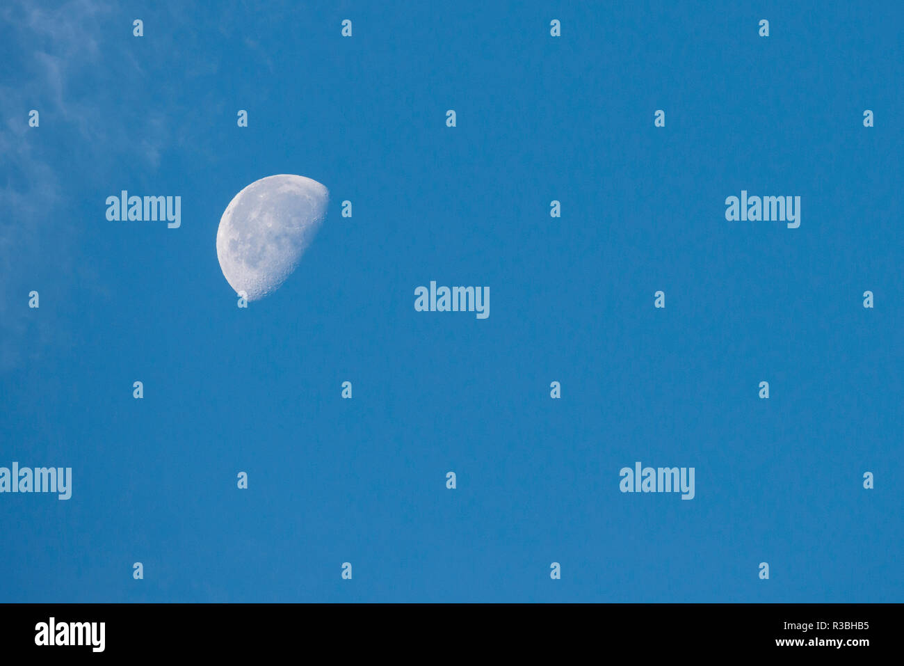 Luna con nuvole e cielo blu. Foto Stock