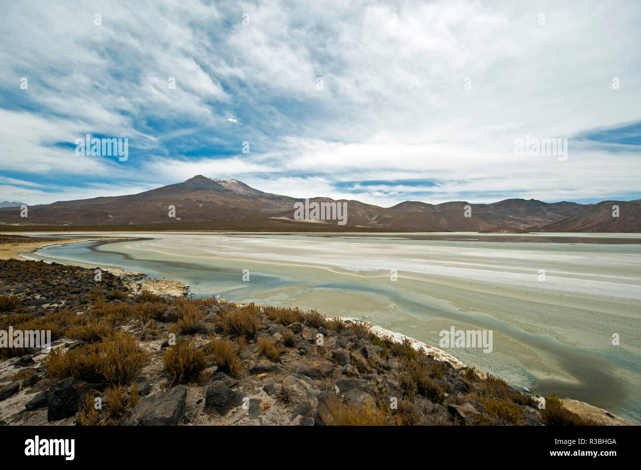 Il lago e il paesaggio di montagna, Macaya, Bolivia Foto Stock