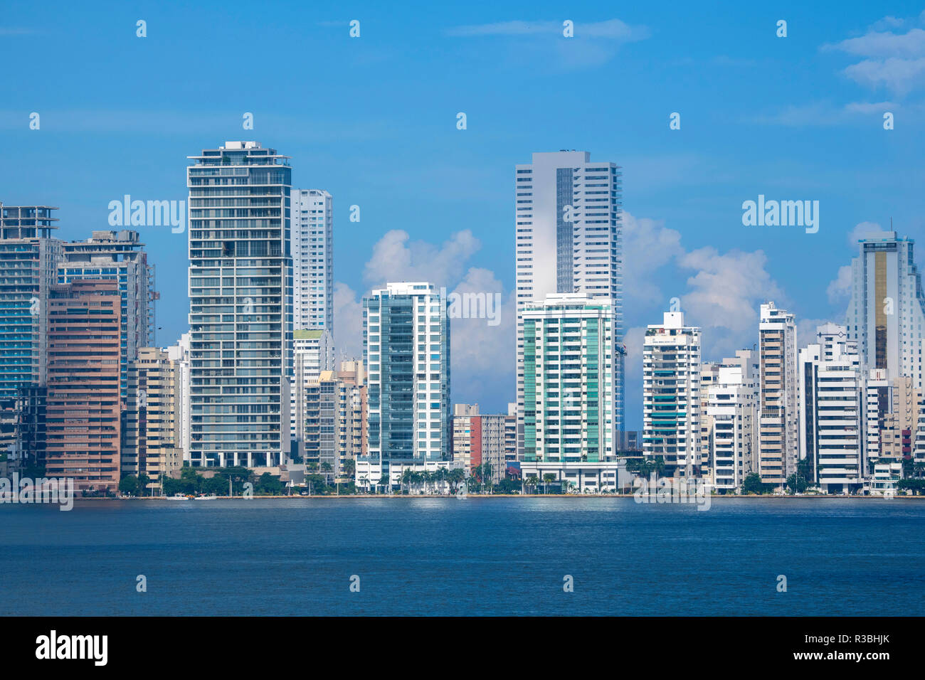 Sud America, Colombia Cartagena. Moderno Boca Grande area dello skyline della città vista dalla baia di Cartagena. Foto Stock