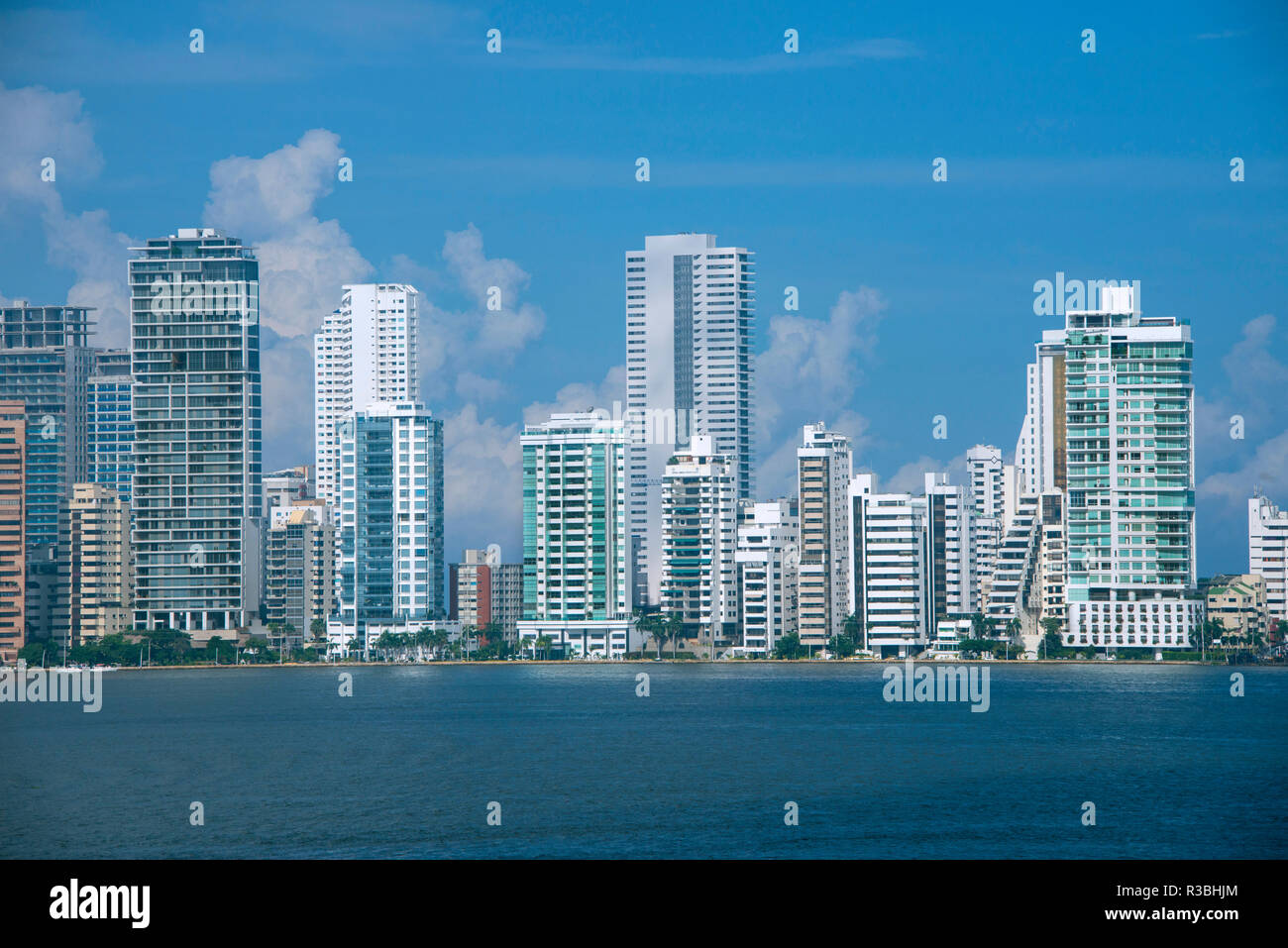 Sud America, Colombia Cartagena. Moderno Boca Grande area dello skyline della città vista dalla baia di Cartagena. Foto Stock