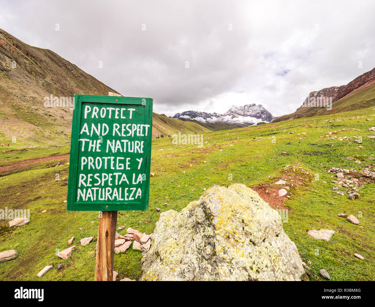 Visualizzazione di un messaggio scritto in montagna Vinicunca Foto Stock