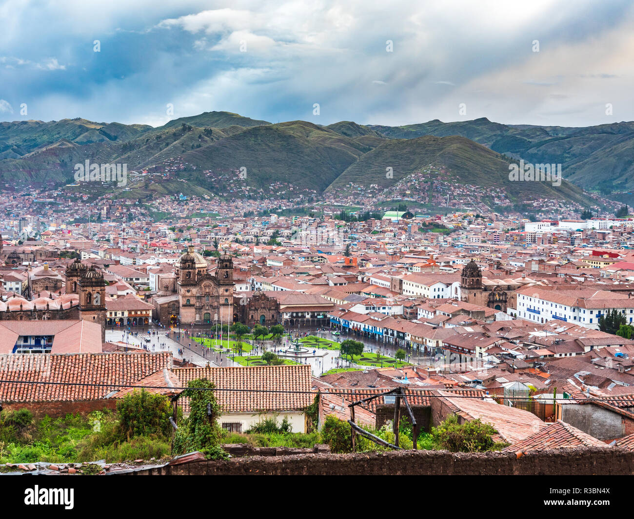 Panorama della città di Cusco e la Plaza de Armas Foto Stock