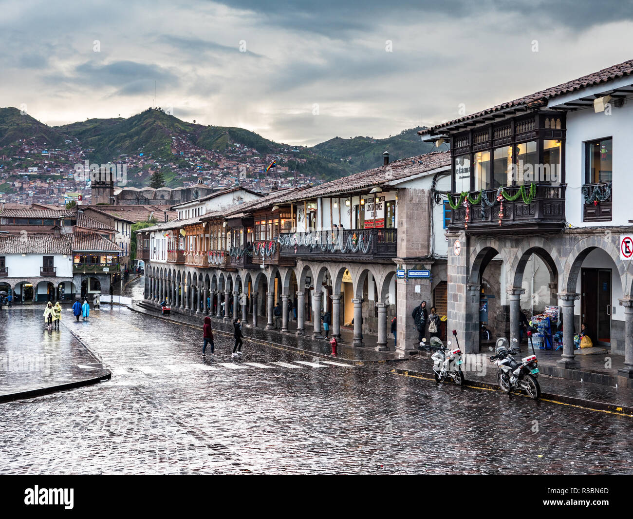 Cusco, Perù - Gennaio 7, 2017. Vista di un lato della Plaza de Armas in un giorno di pioggia Foto Stock