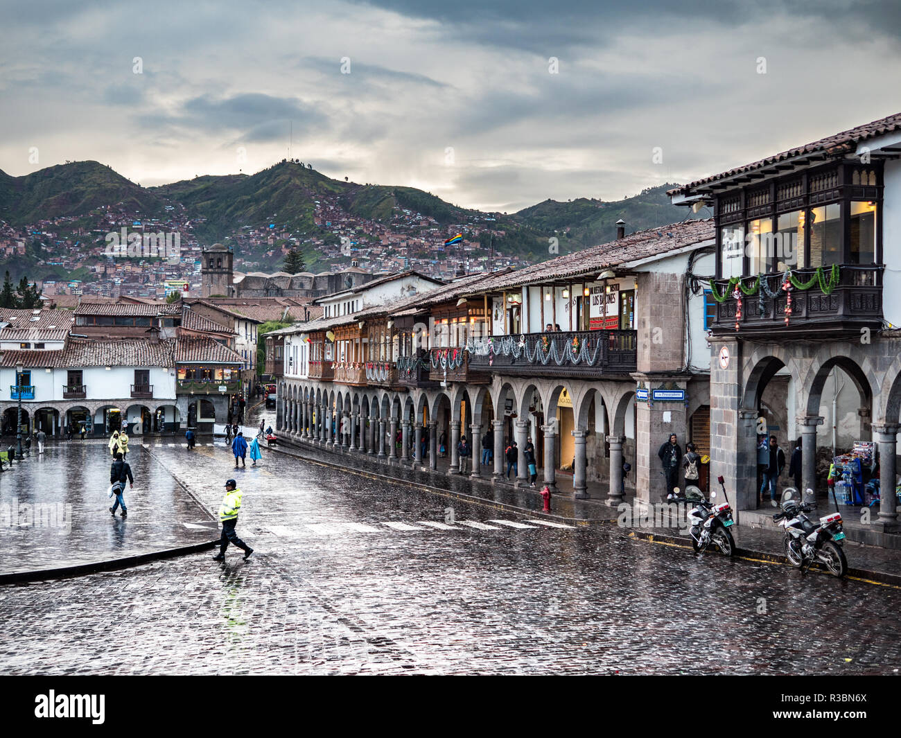 Cusco, Perù - Gennaio 7, 2017. Vista di un lato della Plaza de Armas in un giorno di pioggia Foto Stock