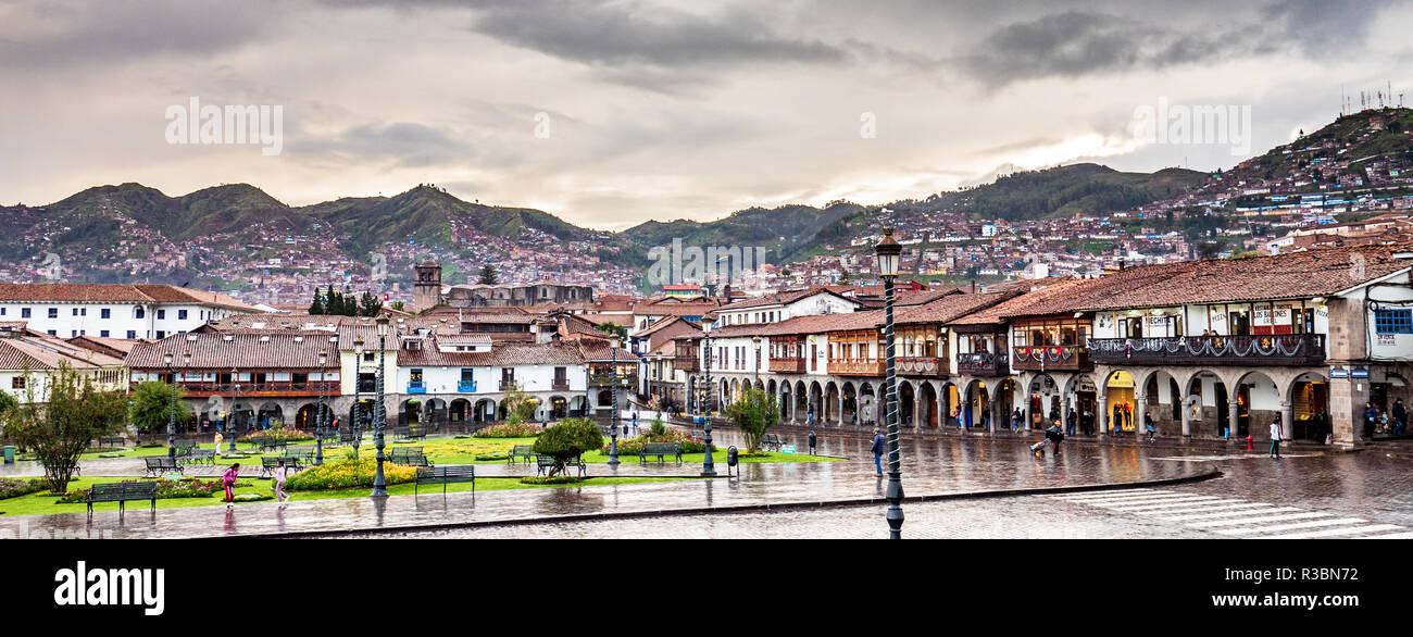 Cusco, Perù - Gennaio 7, 2017. Vista di un lato della Plaza de Armas in un giorno di pioggia Foto Stock