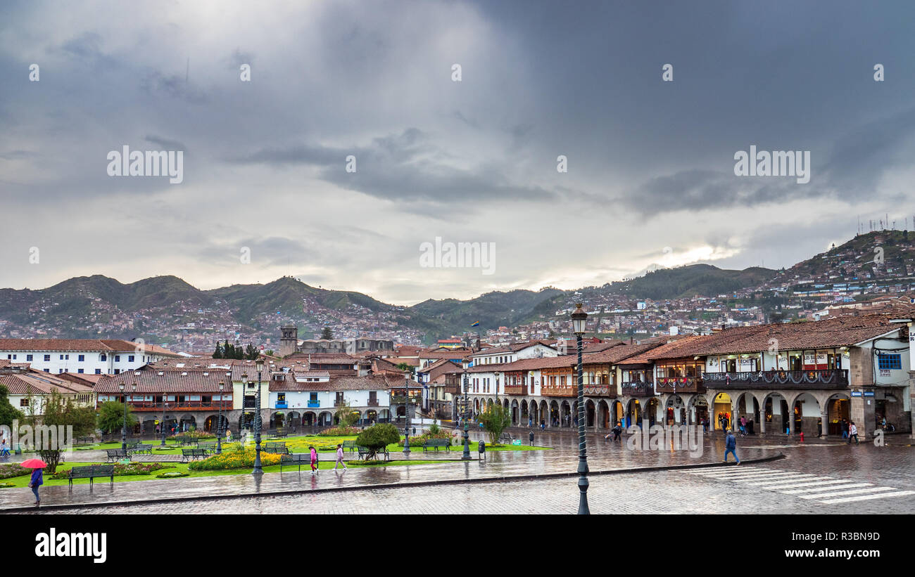 Cusco, Perù - Gennaio 7, 2017. Vista di un lato della Plaza de Armas in un giorno di pioggia Foto Stock