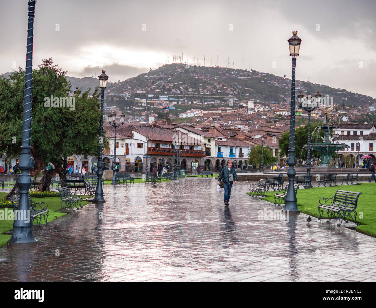 Cusco, Perù - Gennaio 6, 2017. Vista della Plaza de Armas in un giorno di pioggia Foto Stock