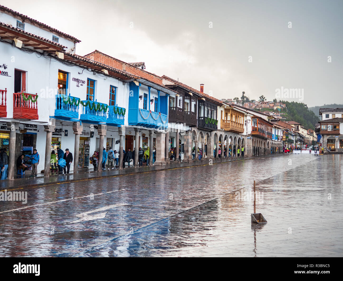 Cusco, Perù - Gennaio 6, 2017. Vista di un lato della Plaza de Armas in un giorno di pioggia Foto Stock