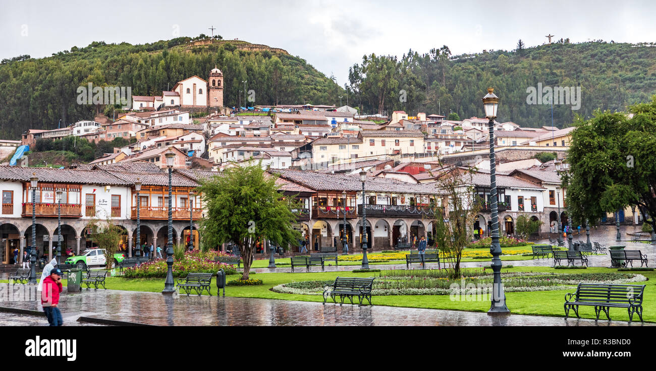Cusco, Perù - Gennaio 6, 2017. Vista di un lato della Plaza de Armas in un giorno di pioggia Foto Stock
