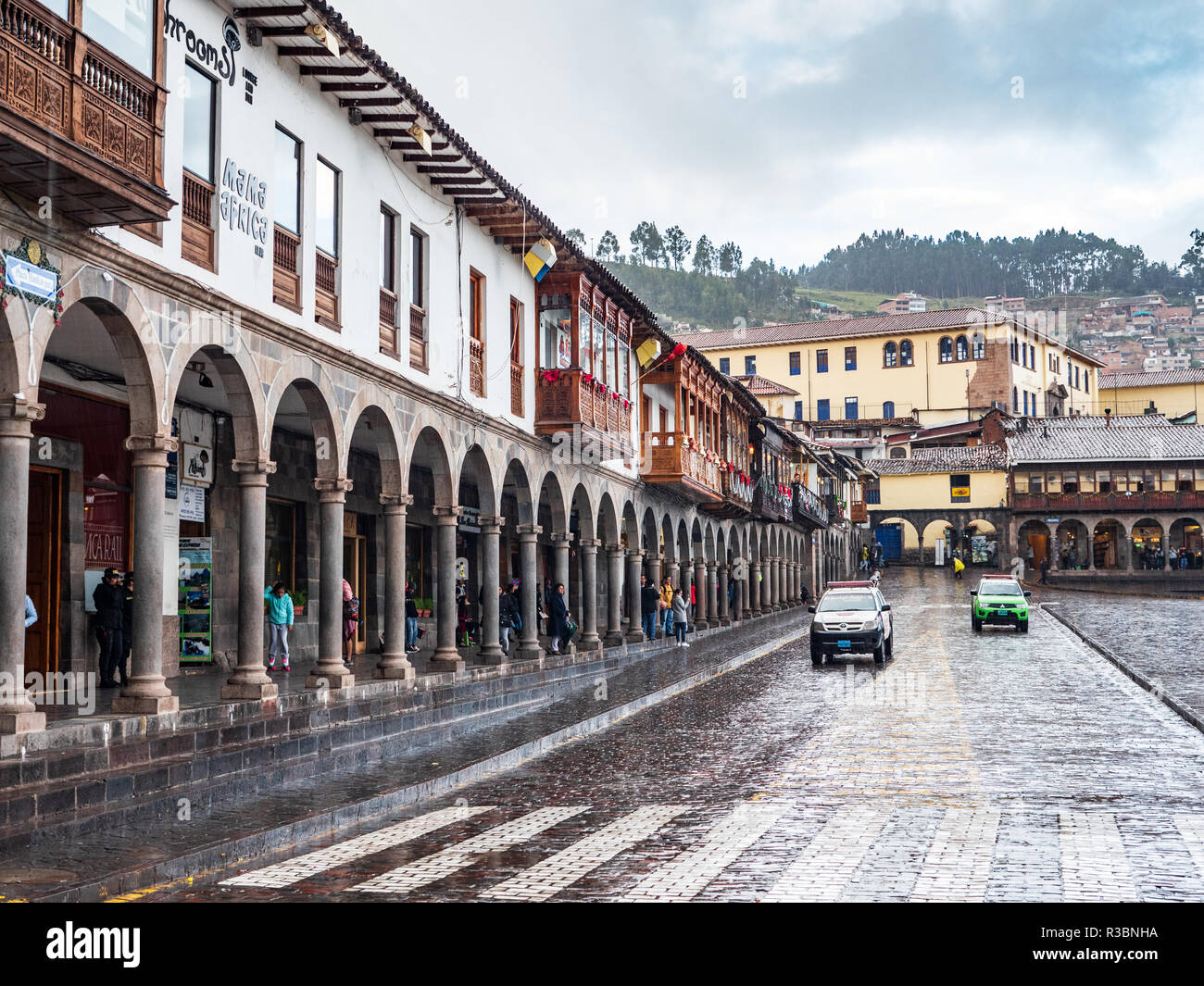 Cusco, Perù - Gennaio 6, 2017. Vista di un lato della plaza de armas in un giorno di pioggia Foto Stock