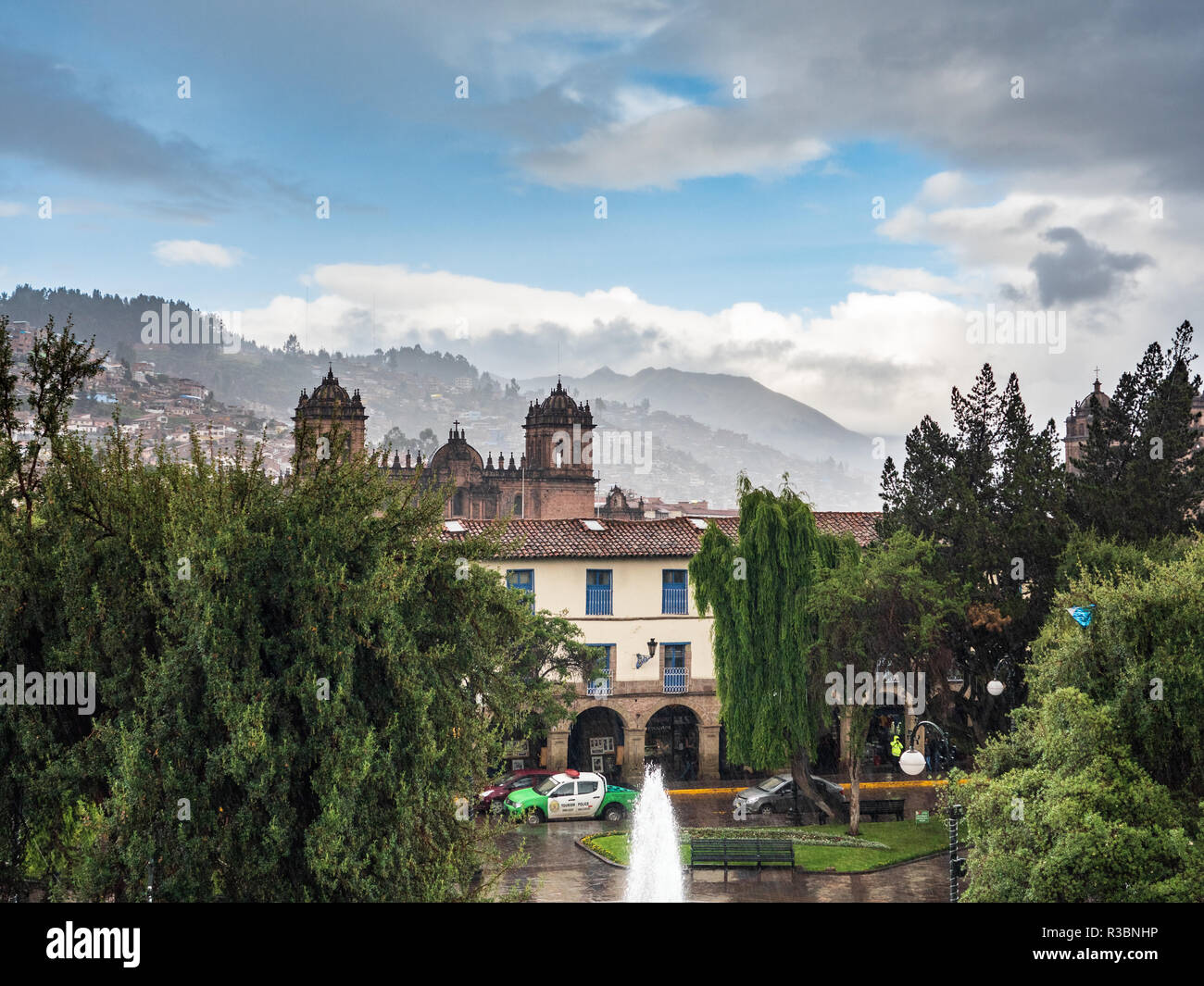 Vista del Regocijo square e la cattedrale di Cusco, Perù, in un giorno di pioggia Foto Stock