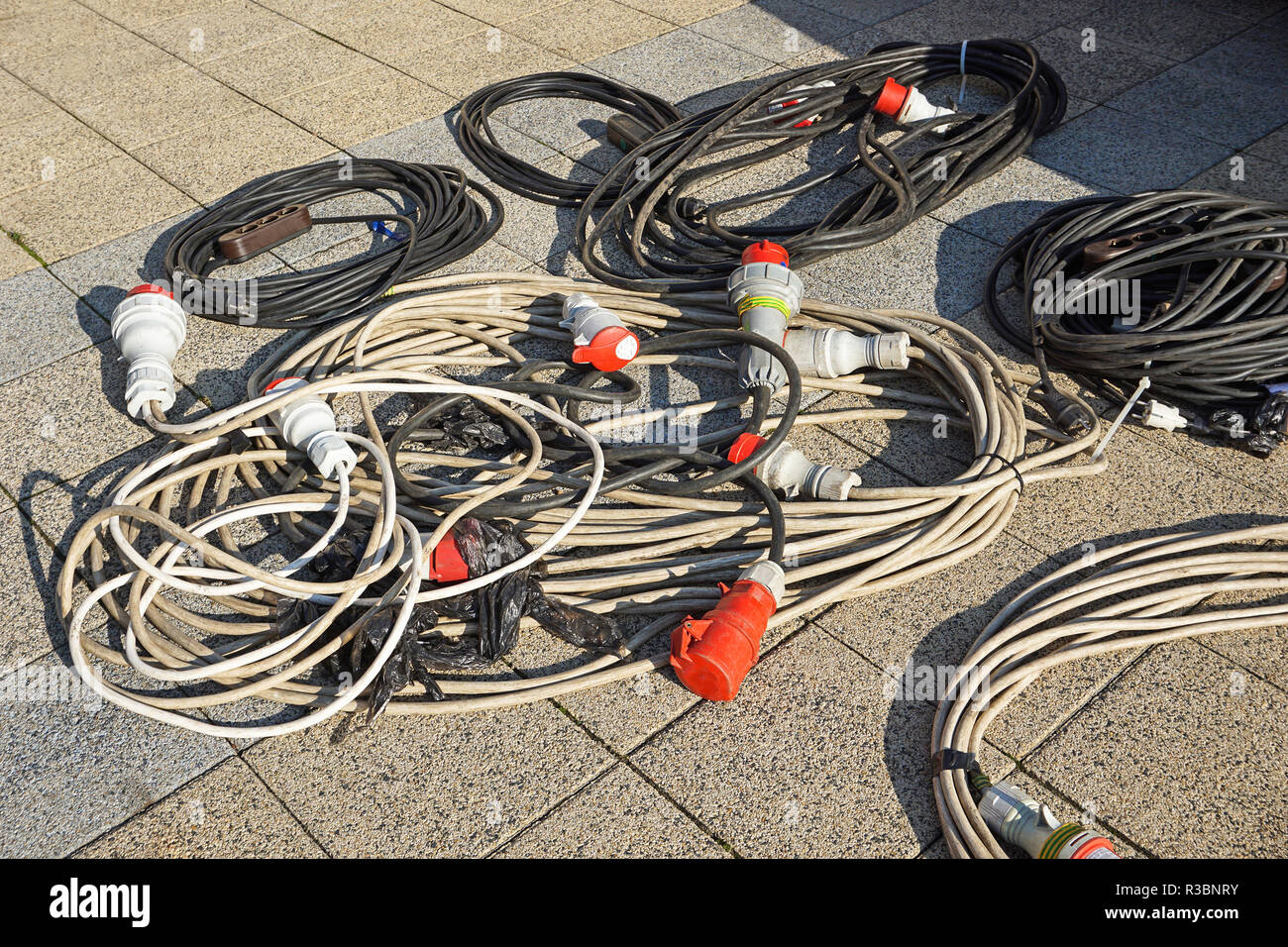 I cavi elettrici e i connettori per esterno Foto Stock