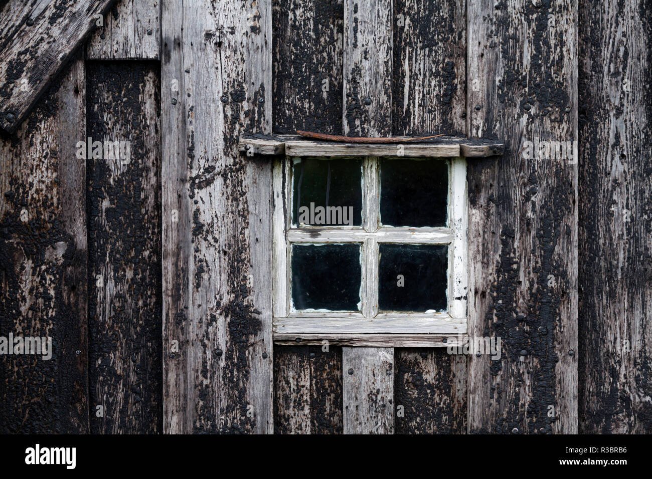 Una finestra di legno da un tappeto erboso tradizionale casa a Selfoss, Islanda. Foto Stock