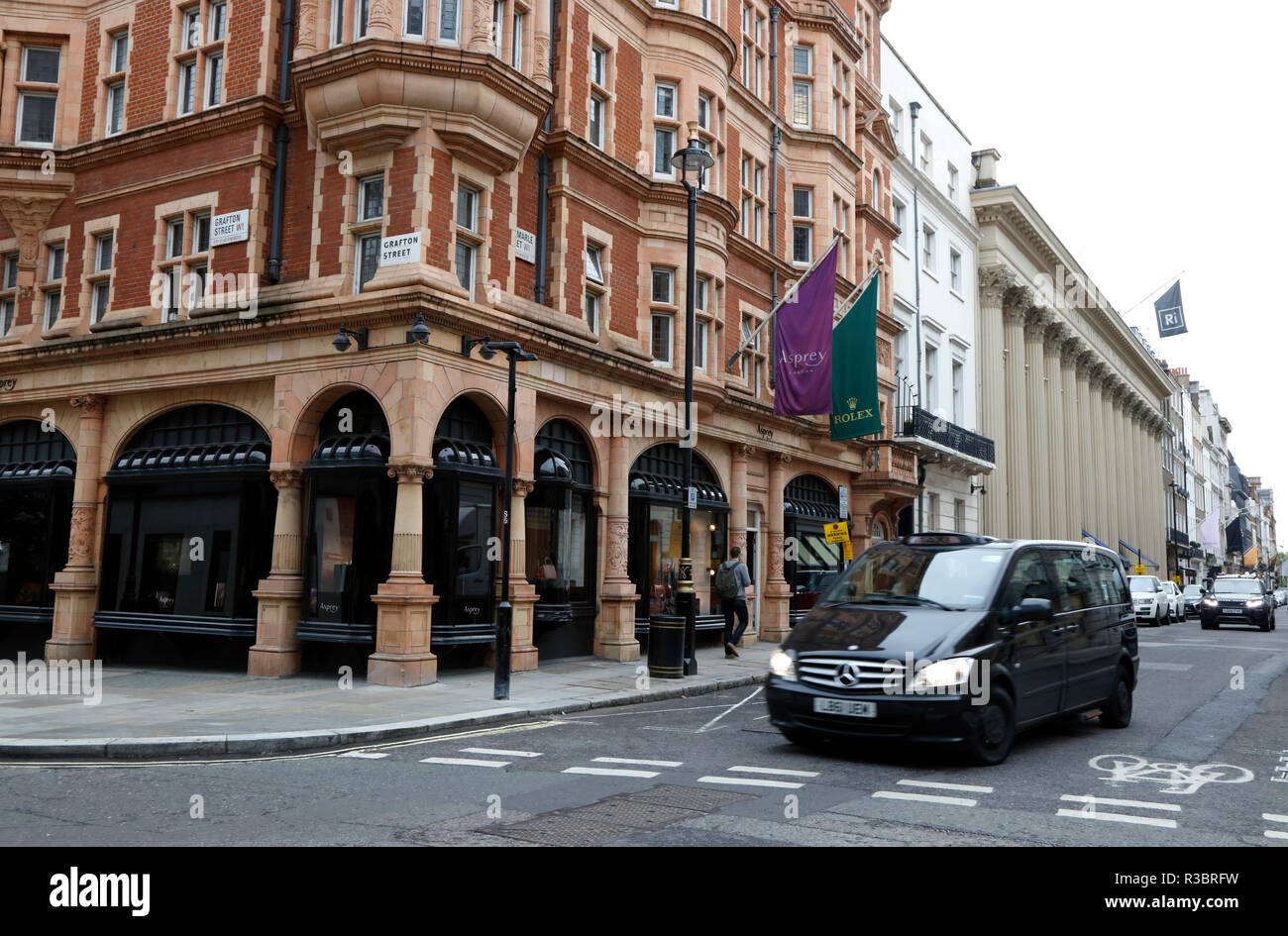 Asprey gioiellieri su un angolo di Albermarle Street e Grafton Street, Mayfair, London, Regno Unito Foto Stock