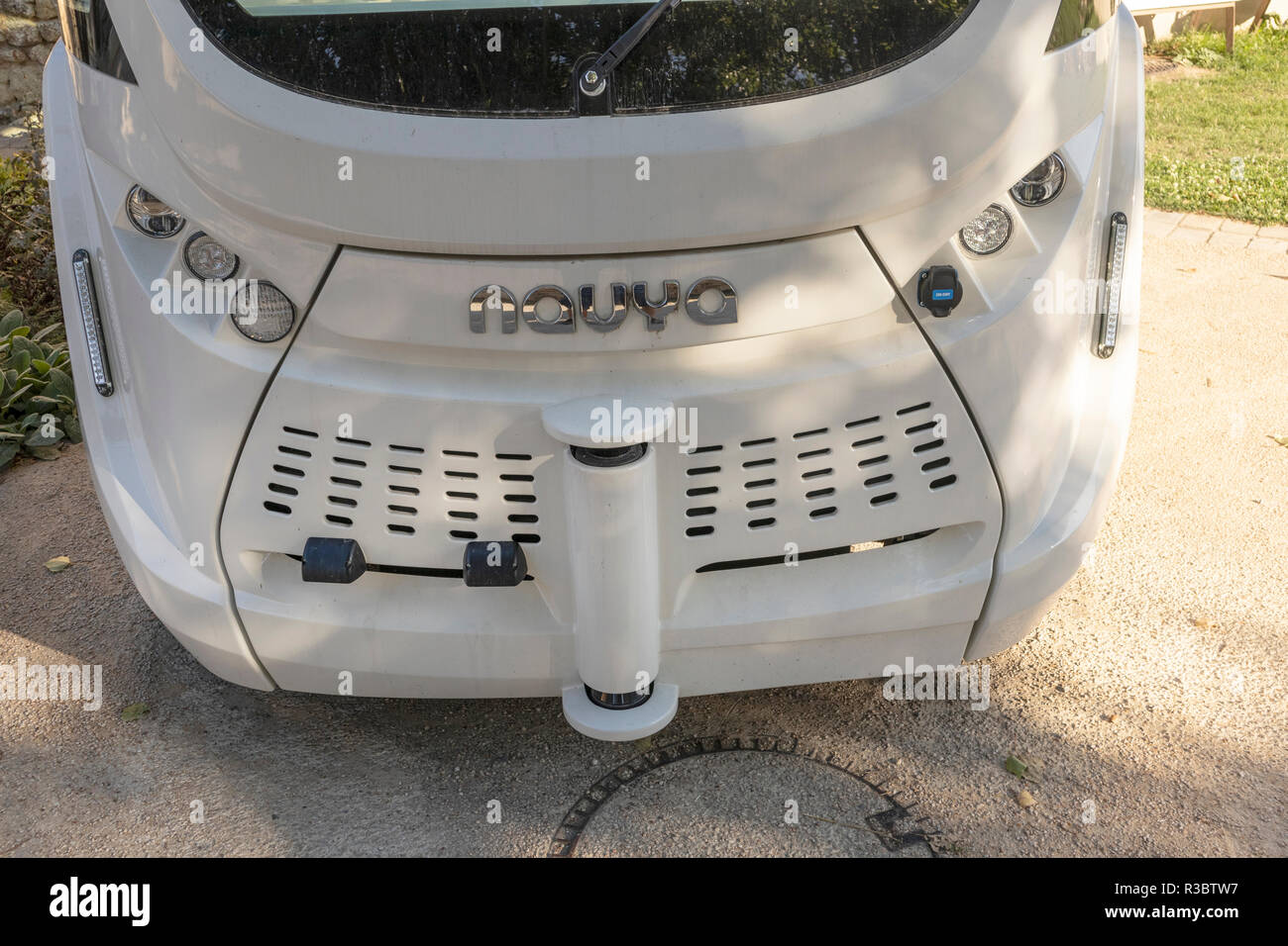 Auto elettrica di pilotaggio AV veicolo autonomo a l'Abbaye de Fontevraud, Loire, Francia Foto Stock