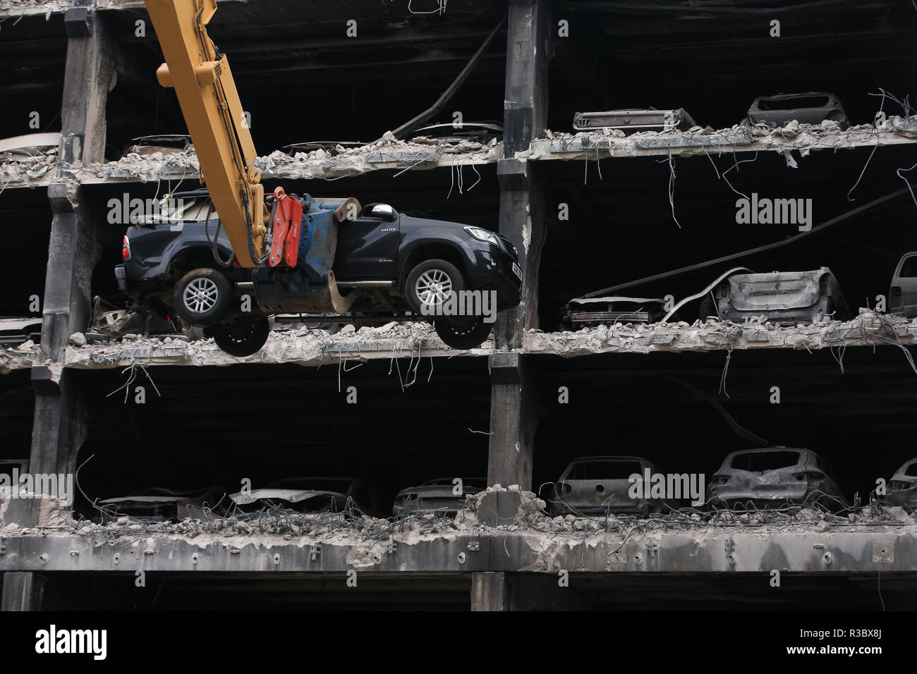 Le automobili bruciate e altre che sembrano integre ma sono state tolte dalle compagnie di assicurazione a causa di incendi e danni all'acqua sono rimossi dai loro spazi di parcheggio, come il lavoro ha cominciato il mercoledì per demolire il Liverpool Waterfront Car Park a più piani vicino all'Echo Arena, che è stato distrutto da un incendio Capodanno 2017. Foto Stock