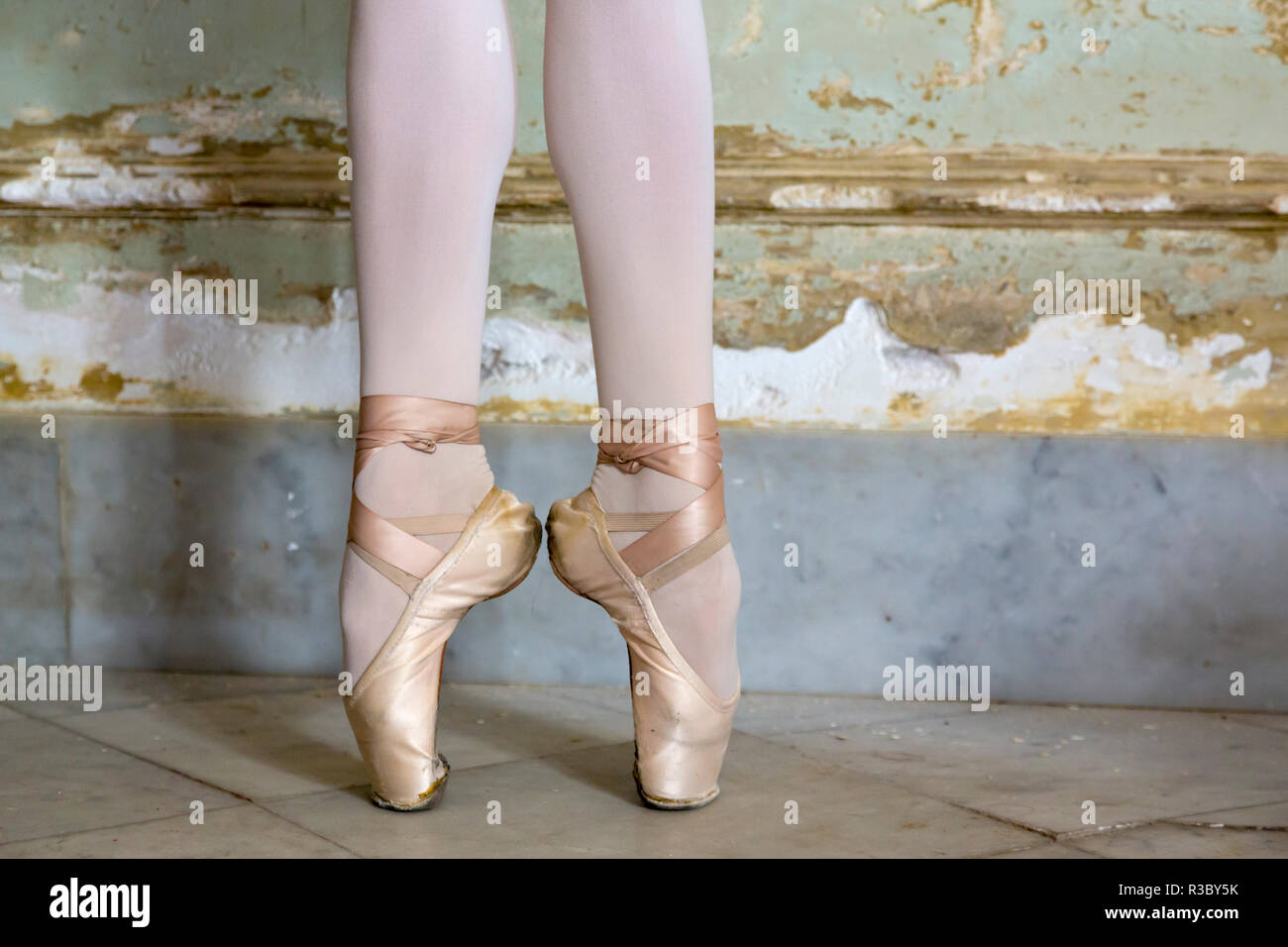 Cuba, La Habana. Posizione di balletto della ballerina per le gambe e piedi. Credito come: Wendy Kaveney Jaynes / Galleria / DanitaDelimont.com Foto Stock