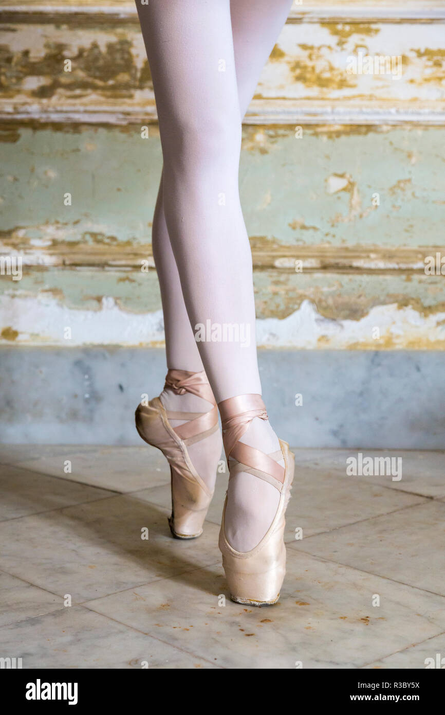 Cuba, La Habana. Posizione di balletto della ballerina per le gambe e piedi. Credito come: Wendy Kaveney Jaynes / Galleria / DanitaDelimont.com Foto Stock