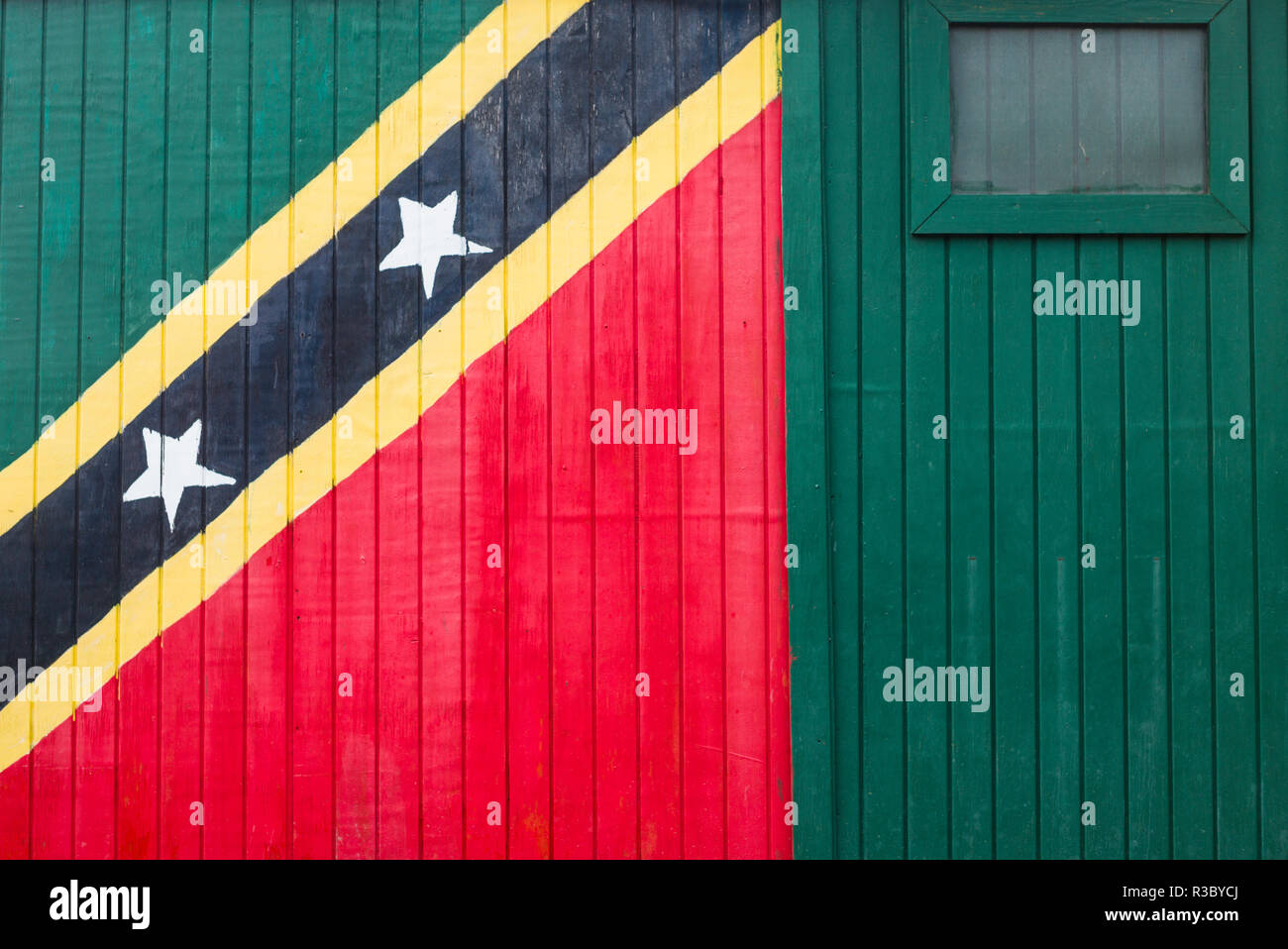 Saint Kitts e Nevis, Saint Kitts. Frigate Bay Beach, a parete con Saint Kitts bandiera Foto Stock
