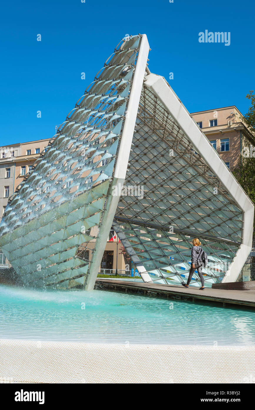 Fontana di Poznan, vista la libertà modernista Fontana (Fontanna Wolnosci) in piazza Wolnosci, Poznan, Polonia. Foto Stock