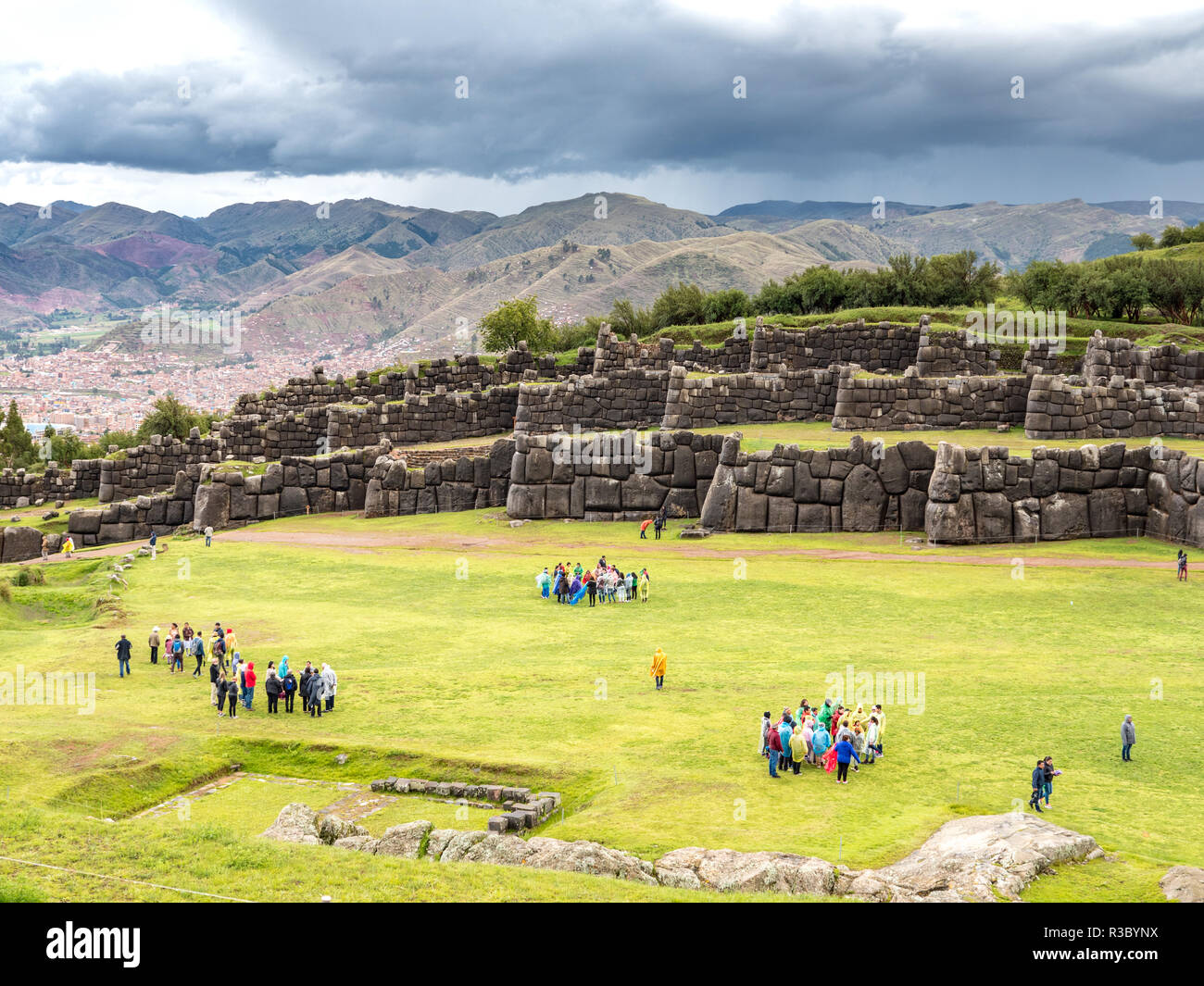 Cusco, Perù - Gennaio 3, 2017. Opinioni dei turisti nella fortezza di Sacsayhuaman Foto Stock