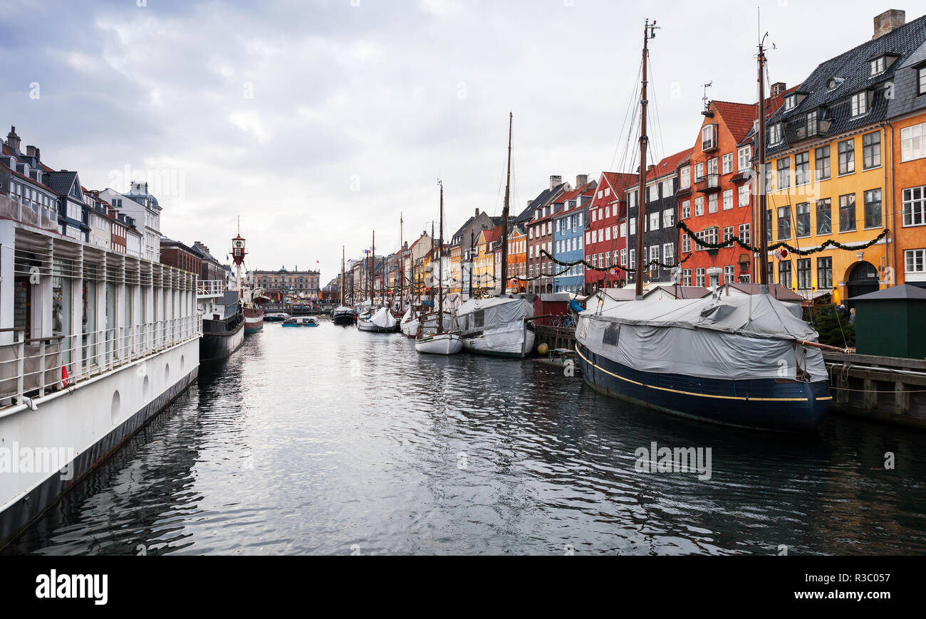 Nyhavn o porto nuovo, è un monastero del XVII secolo waterfront, canal e popolare quartiere turistico nel centro di Copenhagen, Danimarca Foto Stock Nyhavn o porto nuovo, è un monastero del XVII secolo waterfront, canal e popolare quartiere turistico nel centro di Copenhagen, Danimarca Foto Stock