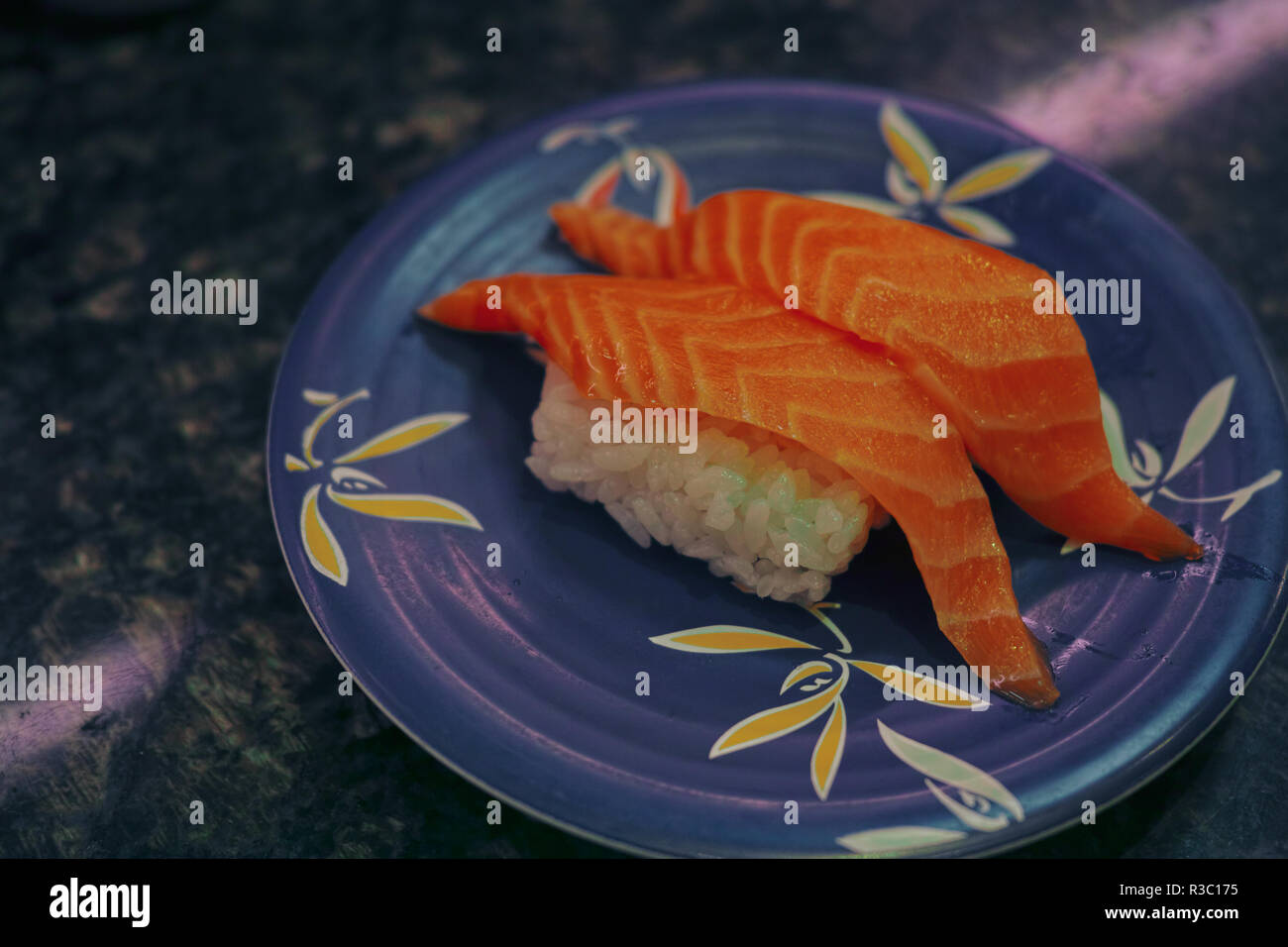 Due pezzi di salmone fresco sushi su una piastra Foto Stock