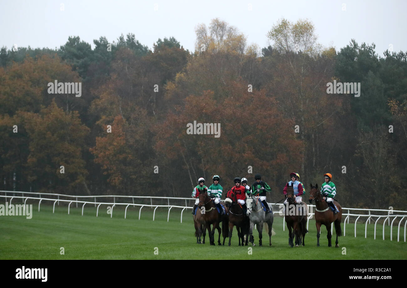 I corridori e i piloti al via della rete Pertemps Gruppo Handicap Hurdle durante la rete Pertemps County Raceday a Market Rasen Racecourse. Foto Stock