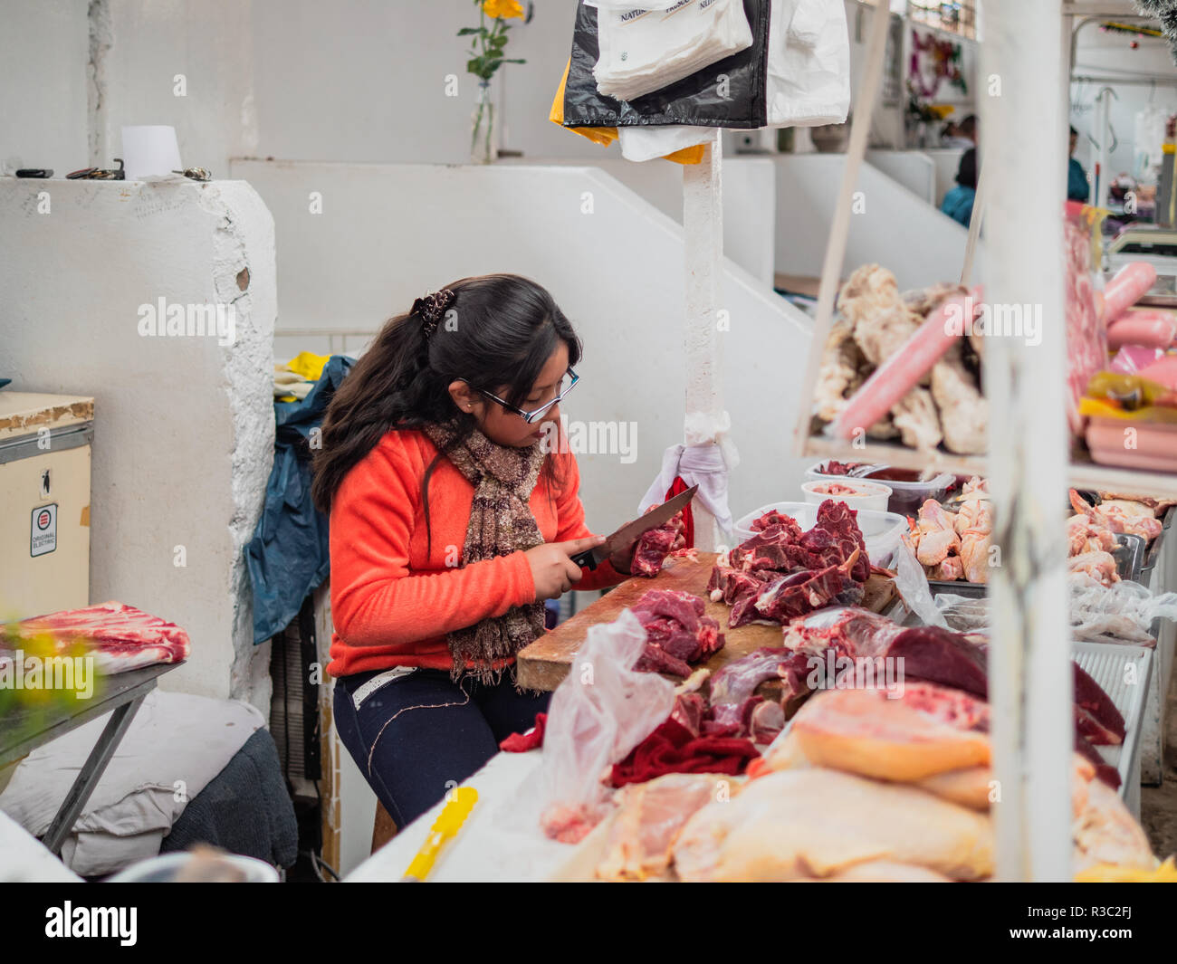 Cusco, Perù - Gennaio 3, 2017. Vista di una macelleria in un mercato di Cusco il taglio di carne Foto Stock