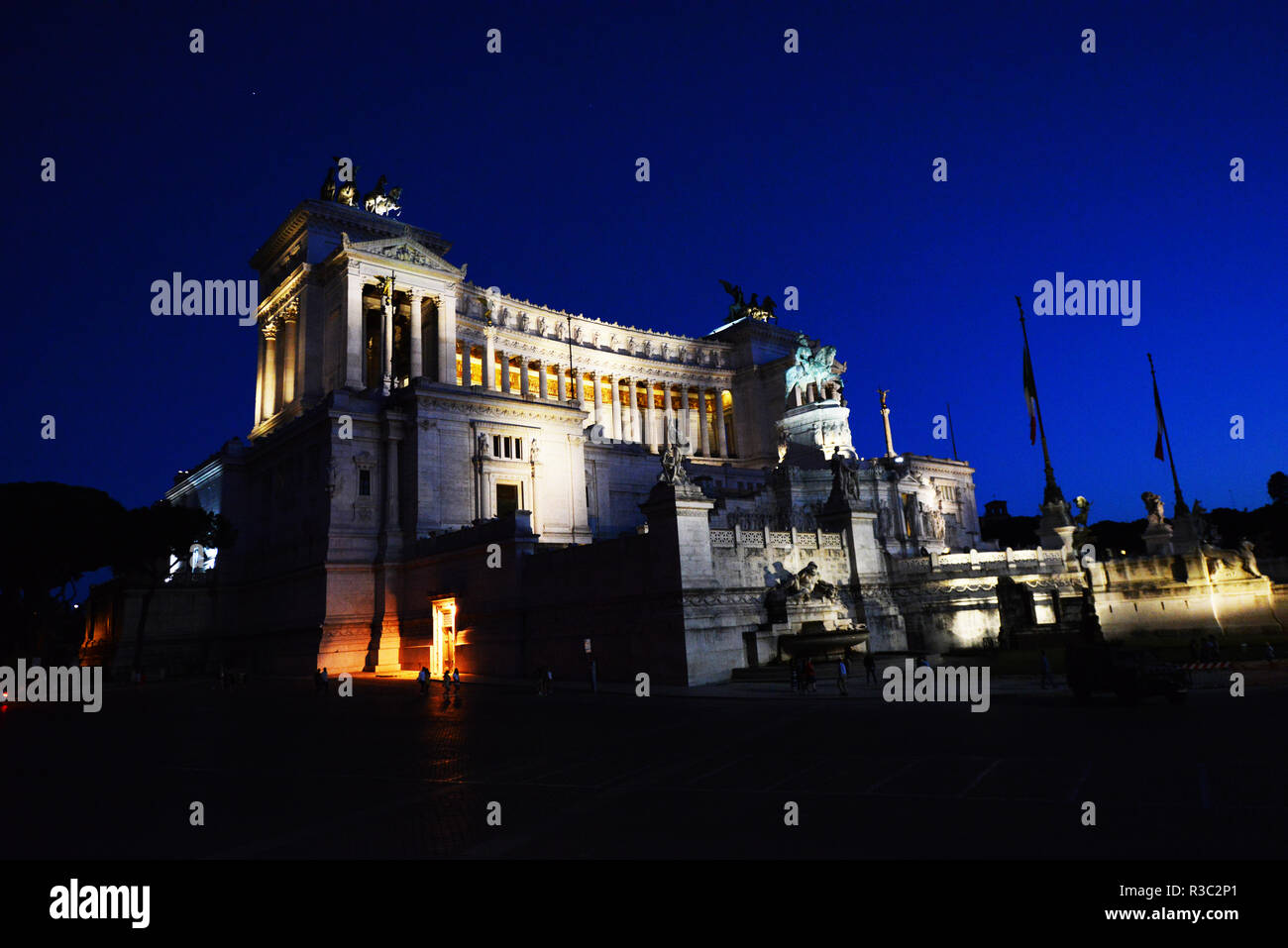 La facciata anteriore della Vittorio Emanuele II monumento in Piazza Venezia, Roma. Foto Stock