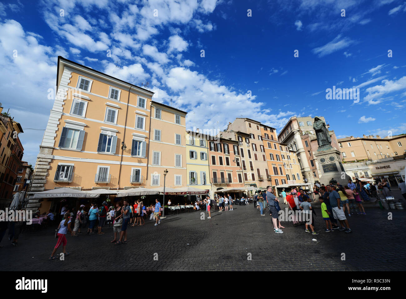 Il vivace Campo de Fiori piazza a Roma. Foto Stock