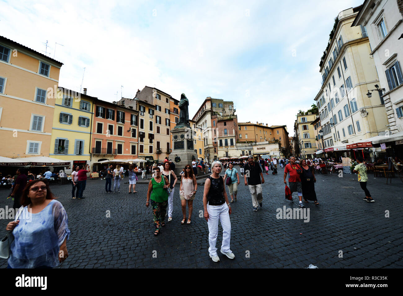 Il vivace Campo de Fiori piazza a Roma. Foto Stock