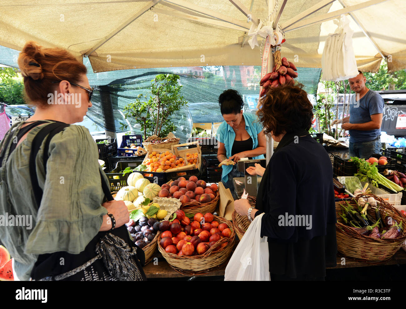 Un vivace mercato sulla Circonvallazione Ostiense alla Garbatella a Roma. Foto Stock