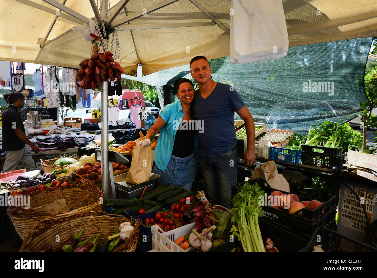 Un vivace mercato sulla Circonvallazione Ostiense alla Garbatella a Roma. Foto Stock