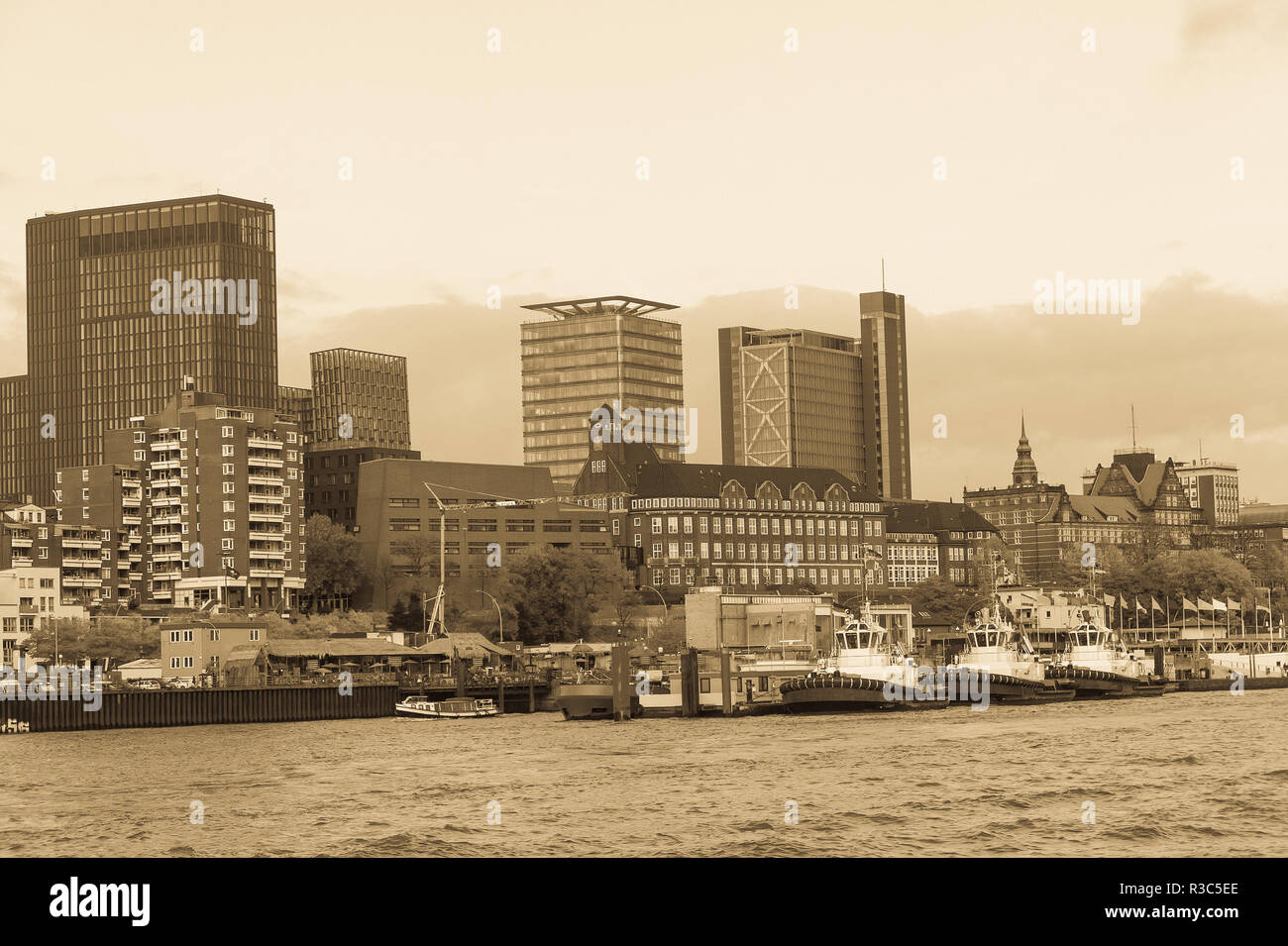 Amburgo, Germania - 29 ottobre 2016. Vista del St Pauli Piers (tedesco: St. Pauli Landungsbrucken) uno di Amburgo le maggiori attrazioni turistiche della città. La sua t Foto Stock