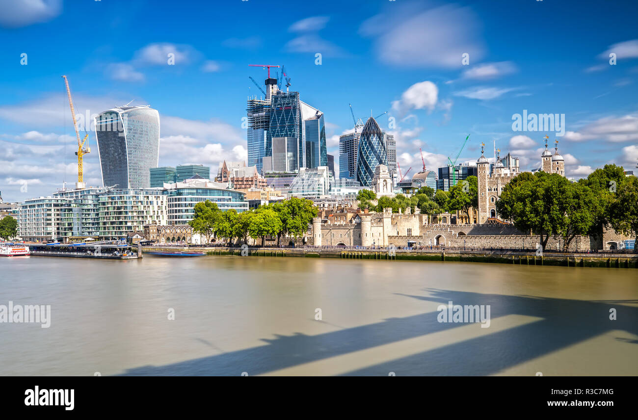 Il moderno skyline di Londra e la torre Foto Stock
