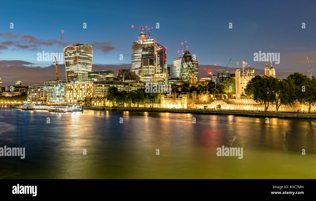 Il moderno skyline di Londra e la torre di notte Foto Stock