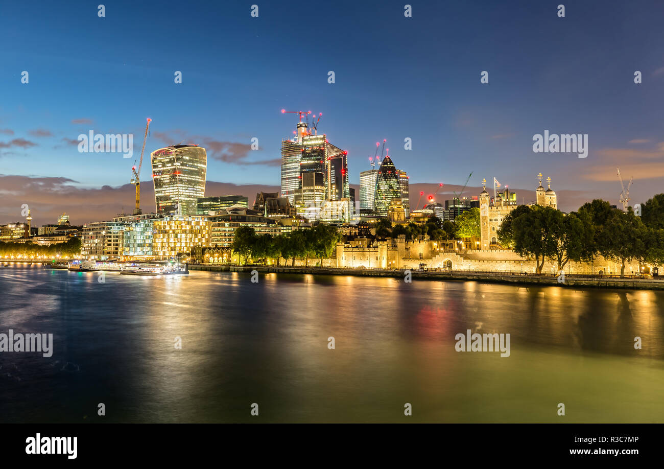 Il moderno skyline di Londra e la torre di notte Foto Stock