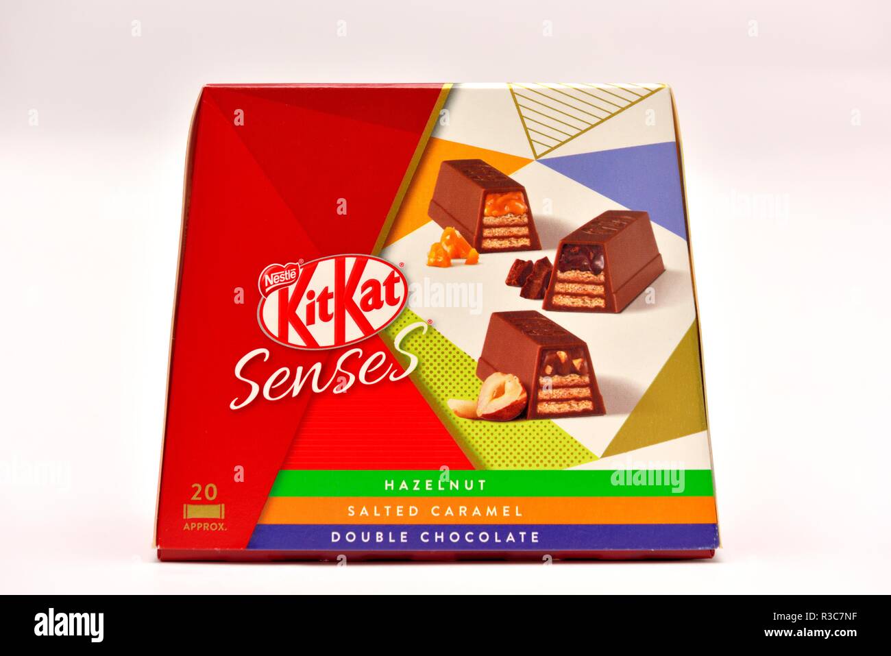 Nestlé KitKat Senses Wafer bianco Biscotti di sfondo per studio Foto Stock