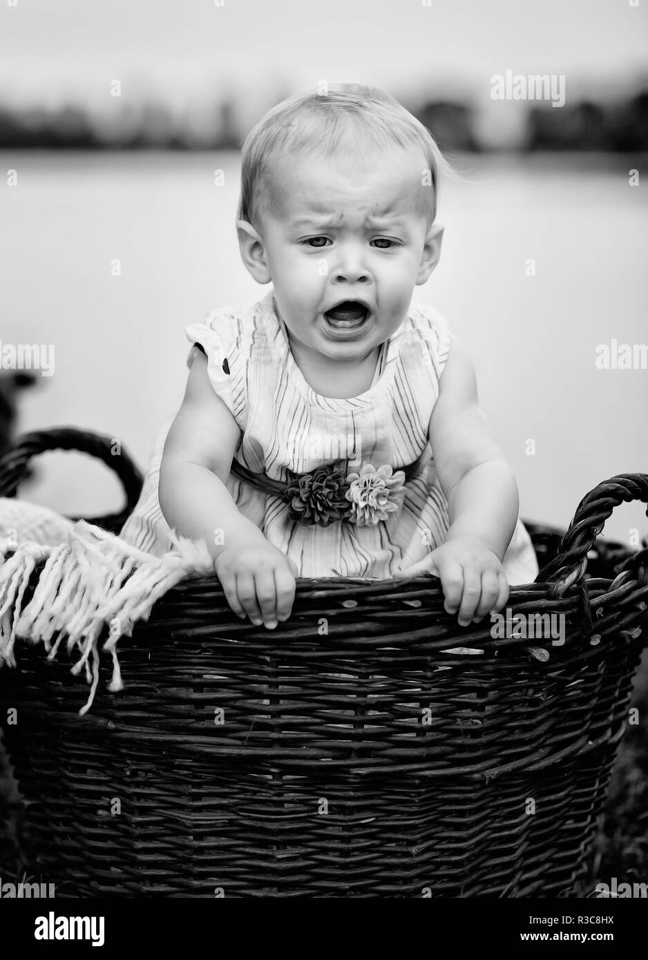 Triste toddler am see Foto Stock