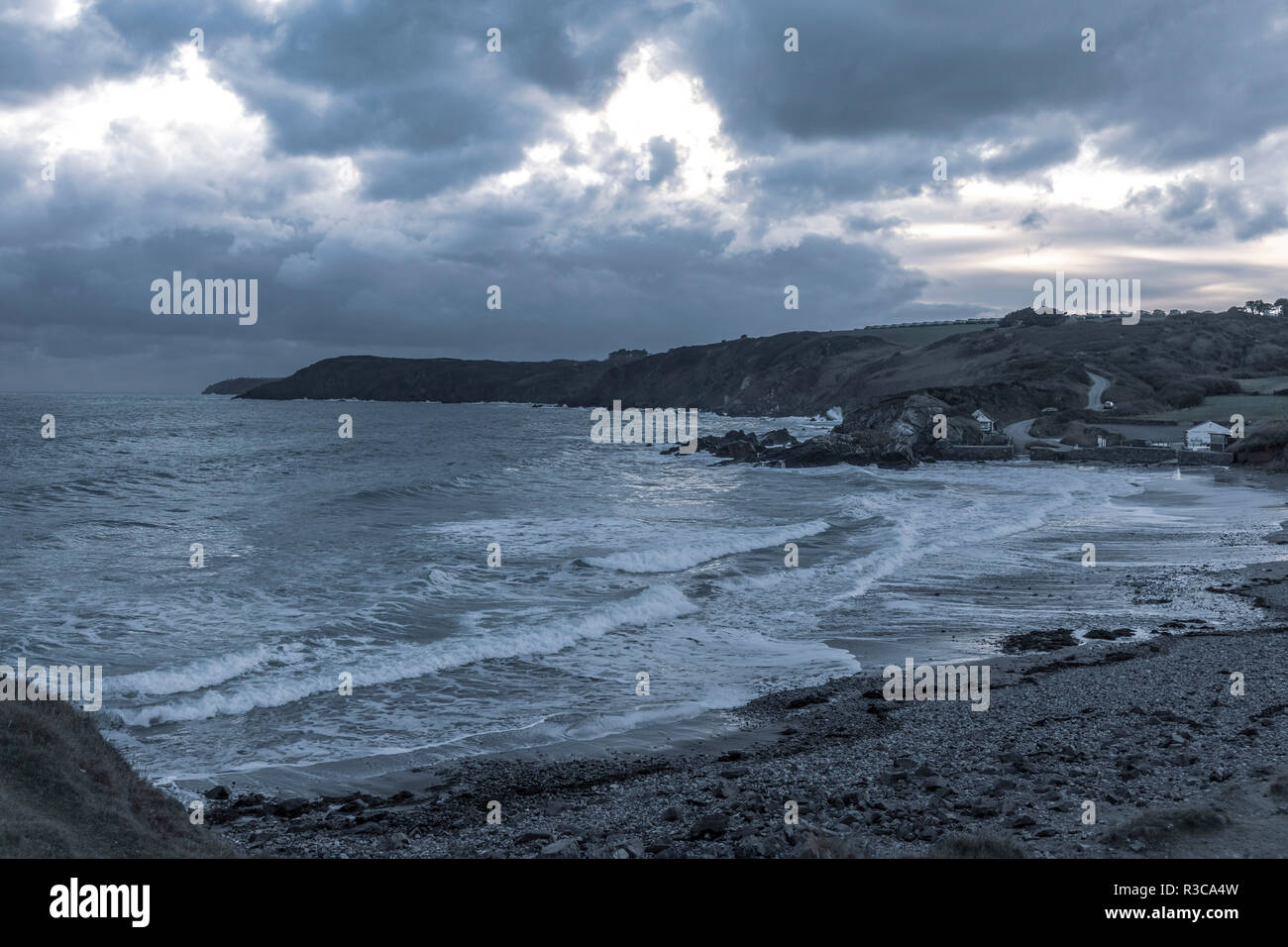 Kennack Sands, la Lucertola su un burrascoso pomeriggio invernale Foto Stock