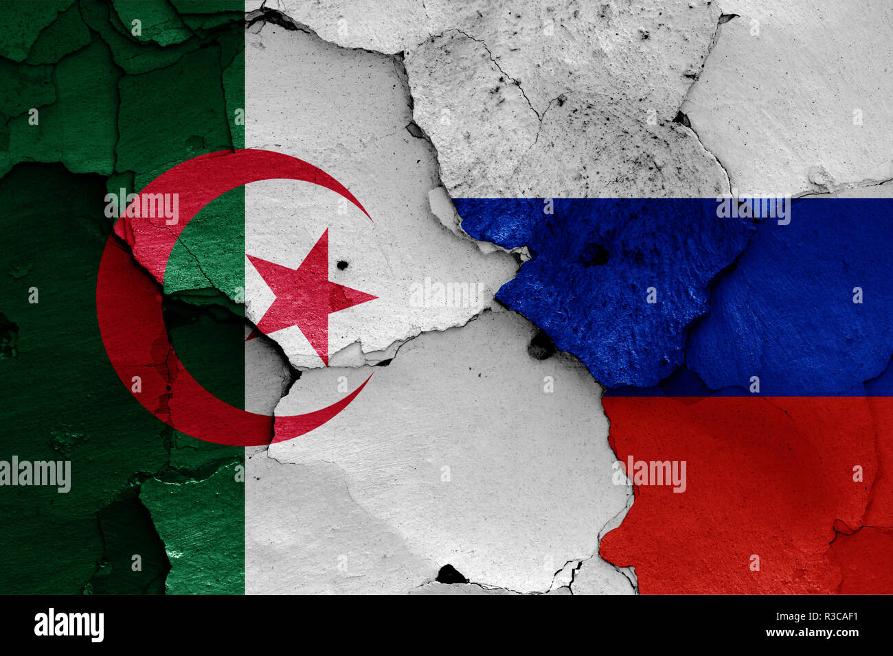 Bandiere di Algeria e Russia dipinta sulla parete incrinato Foto Stock